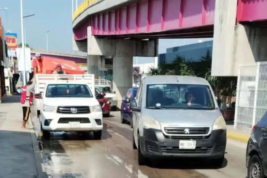 Repara SAS fuga de agua debajo de paso peatonal en Pagés Llergo