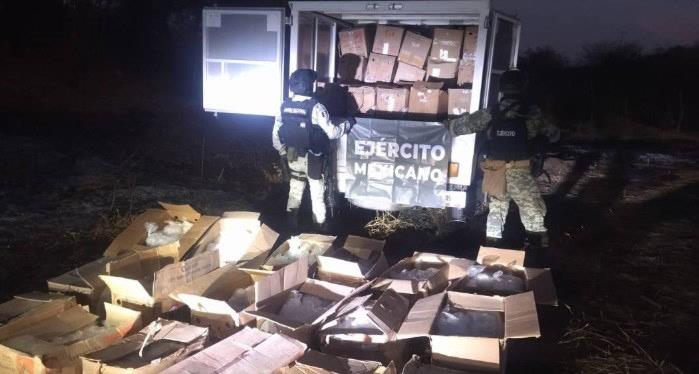 Incautan camión con mil 400 kilos de metanfetamina en Culiacán