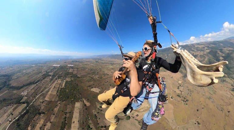 Tabasqueño vuela en parapente mientras toca y canta ´Madre tierra´