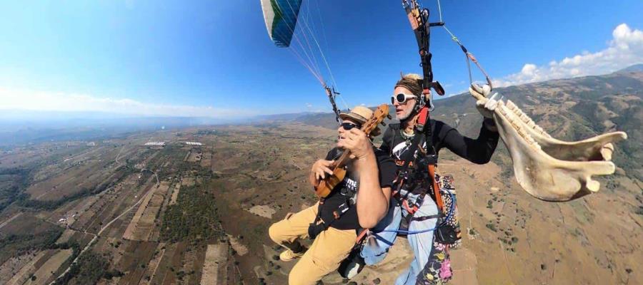 Tabasqueño vuela en parapente mientras toca y canta ´Madre tierra´