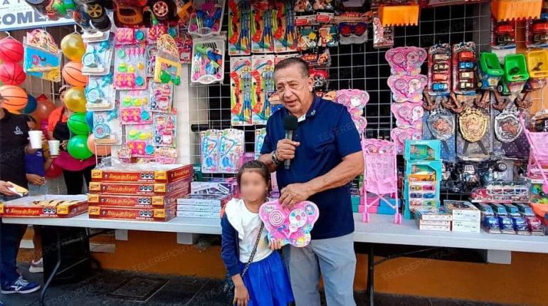 Por quinto año consecutivo regala juguetes y rosca dueño de Calditaco