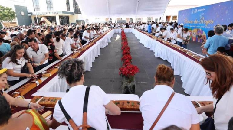 Disfrutan niños y adultos rosca de reyes en Plaza de Armas