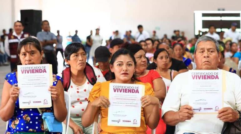 Entregan certificados de viviendas a 359 familias de Macuspana