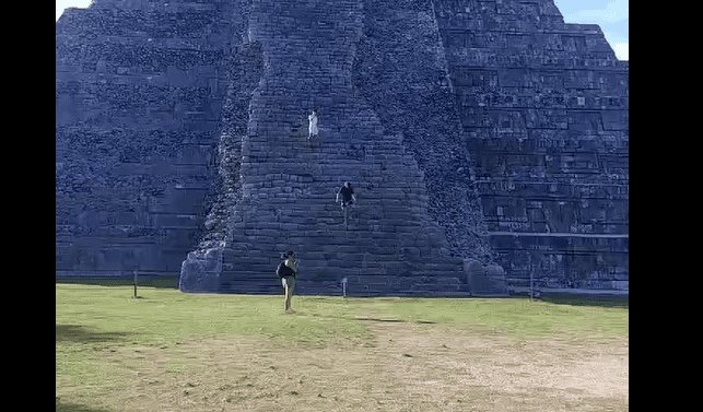 Turistas suben a pirámide de Chichen Itzá pese a restricciones