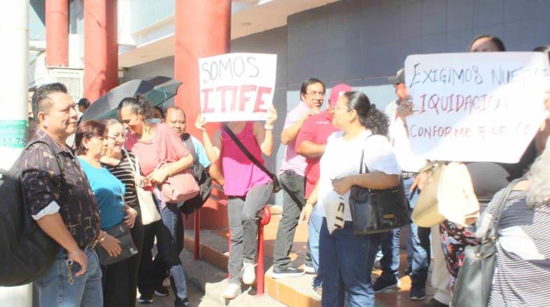 Protestan trabajadores del extinto Itife para exigir pagos pendientes