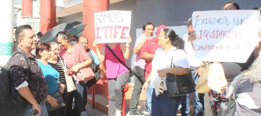 Protestan trabajadores del extinto Itife para exigir pagos pendientes