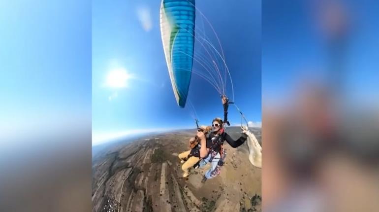 Tabasqueño vuela en parapente mientras toca y canta ´Madre tierra´