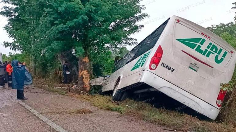 Choque entre autobús y automóvil deja 10 lesionados en la Villahermosa-Frontera