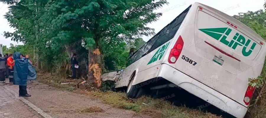 Choque entre autobús y automóvil deja 10 lesionados en la Villahermosa-Frontera