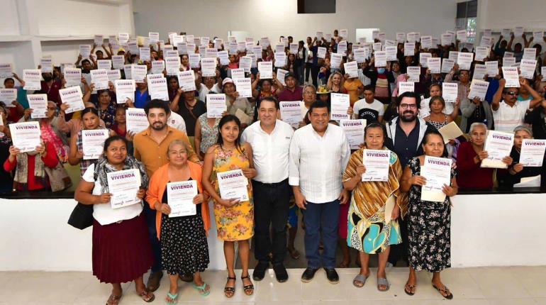 Gobierno estatal entrega 200 certificados de vivienda a familias de Centla