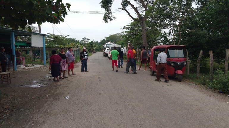 Habitantes de Acachapan 5ta bloquean carretera para exigir empleos en obras de Pemex