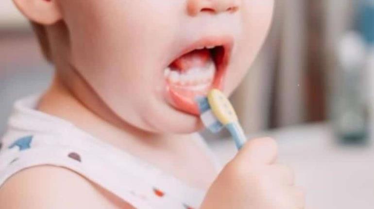 Denuncian a Crest y Colgate por presencia de flúor en productos para niños