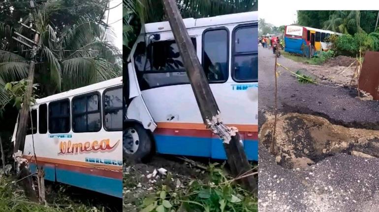 Socavón provoca accidente de camión de pasajeros en la carretera a Patastal, Comalcalco