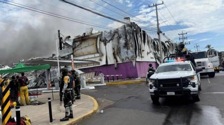 Se registra fuerte incendio en plaza comercial de Sinaloa