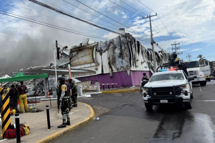 Se registra fuerte incendio en plaza comercial de Sinaloa