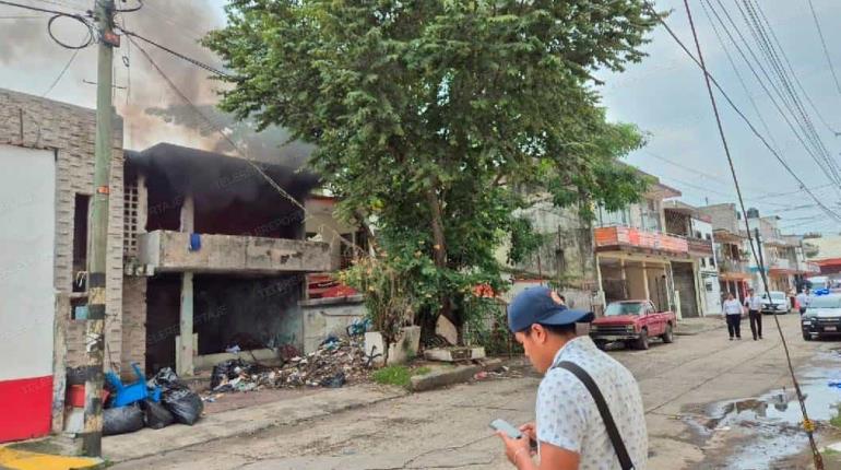 Incendio consume botellas pet y basura en casa abandonada del Centro de Villahermosa