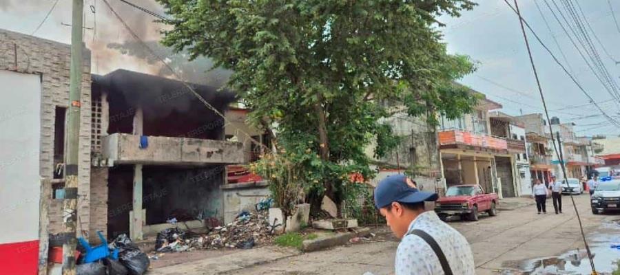 Incendio consume botellas pet y basura en casa abandonada del Centro de Villahermosa