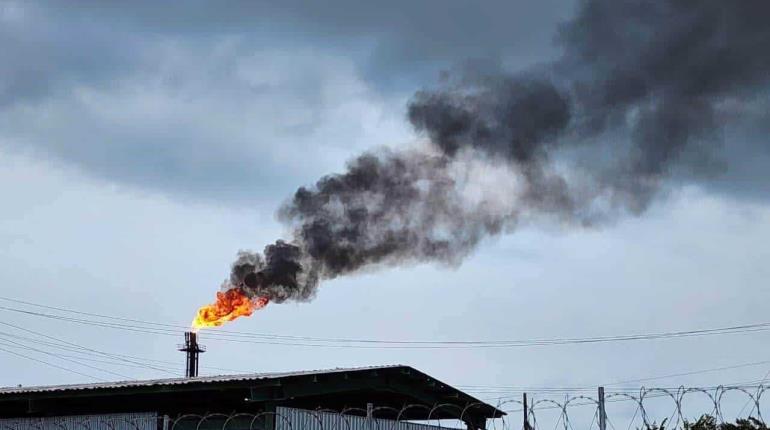 Falla en desfogue de quemador de Pemex en Cunduacán causa alarma