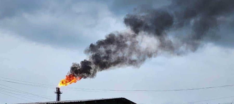 Falla en desfogue de quemador de Pemex en Cunduacán causa alarma