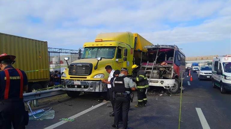 Choque de autobús contra tráiler en carretera Veracruz-Cardel, deja 1 muerto y 30 lesionados