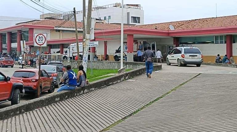 Padecen familiares de enfermos del Juan Graham, falta de medicamentos, frío y lluvia