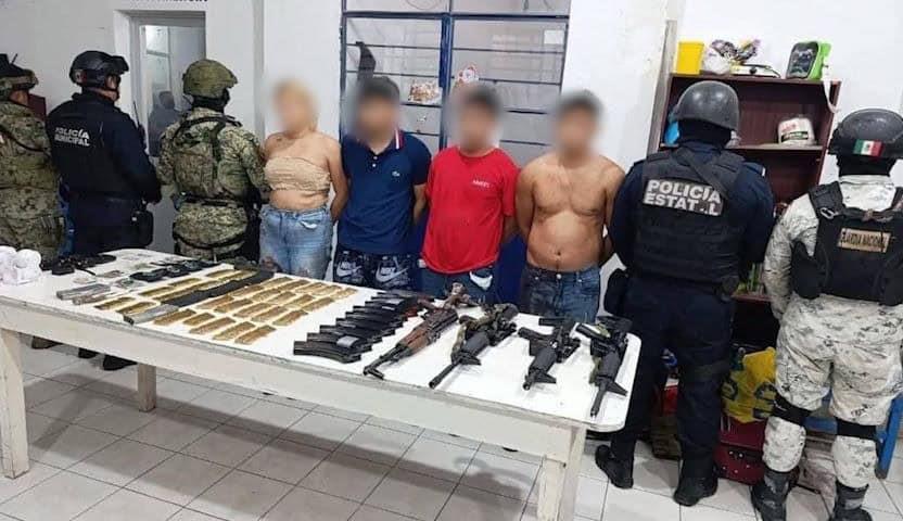 Detienen a 2 elementos de SEMAR en Cunduacán con armas largas y municiones