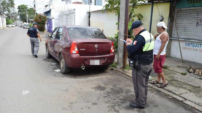 Va Ayuntamiento de Comalcalco por limpia de autos abandonados en la vía pública