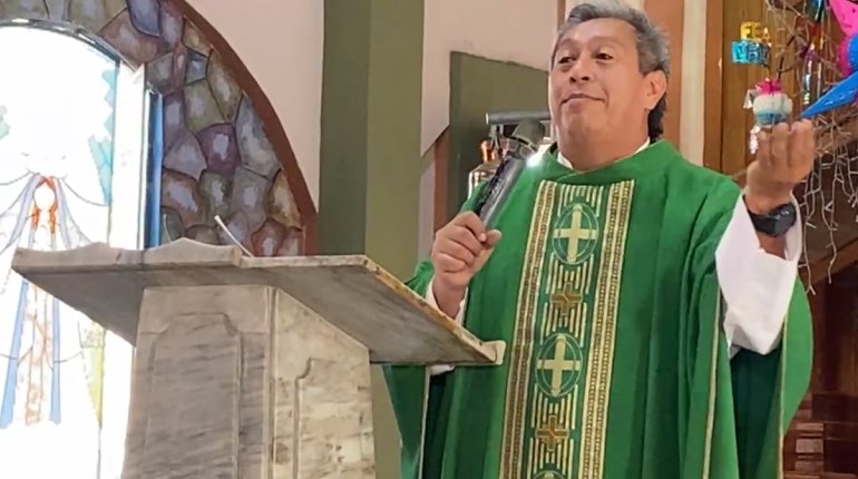 "La virgen no hace milagros, es intercesora ante Jesús", enseña el padre Miguel Camacho