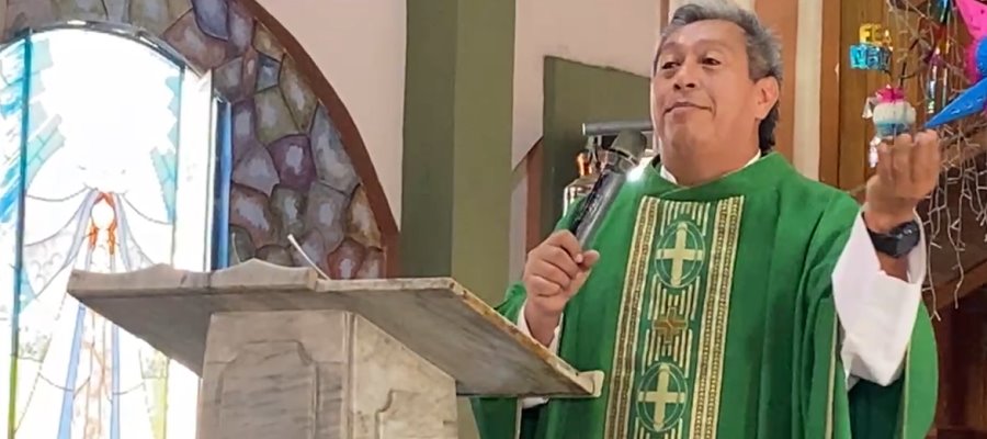 "La virgen no hace milagros, es intercesora ante Jesús", enseña el padre Miguel Camacho