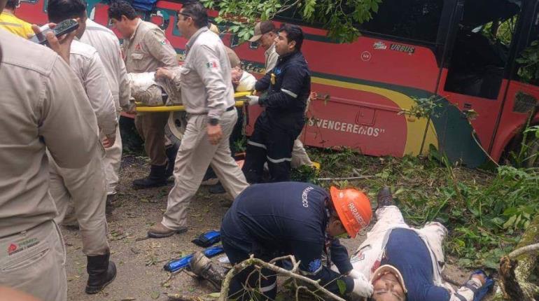 Trabajadores de Pemex se accidentan en la Torno Largo-Jalapa