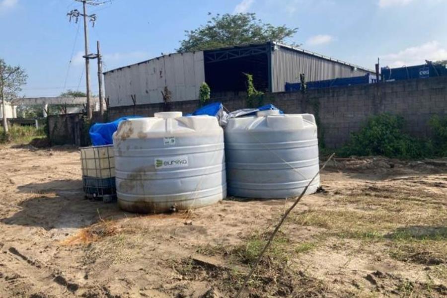 Aseguran 216 mil litros de hidrocarburo y vehículos durante cateo en Centro