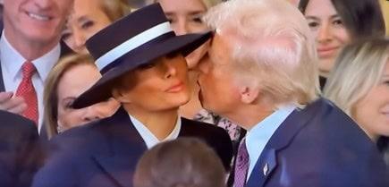 Sombrero impide beso entre Trump y Melania durante juramentación