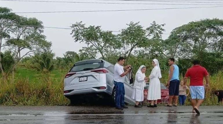 Tras choque automovilistas terminan fuera de la Villahermosa-Frontera