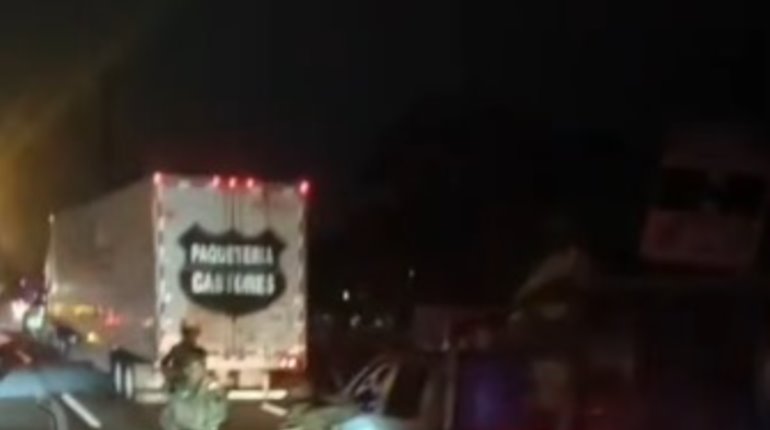 Ejército resguarda tráiler de servicio de paquetería sobre la carretera Villahermosa – Cárdenas presuntamente robado