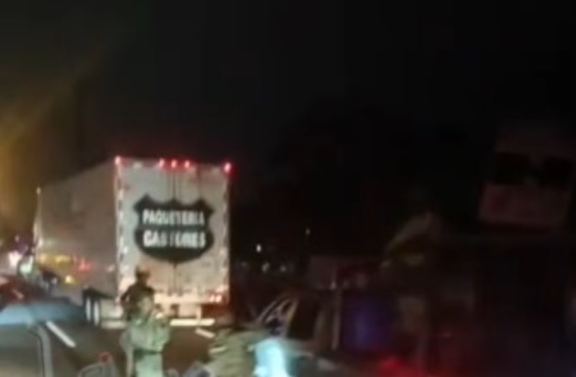 Ejército resguarda tráiler de servicio de paquetería sobre la carretera Villahermosa – Cárdenas presuntamente robado