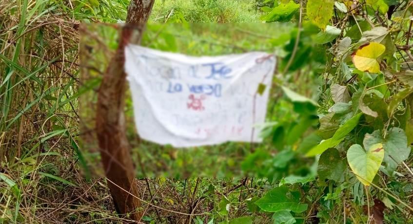 Queman vehículo y cuelgan narcomanta en Villa Aldama, Comalcalco