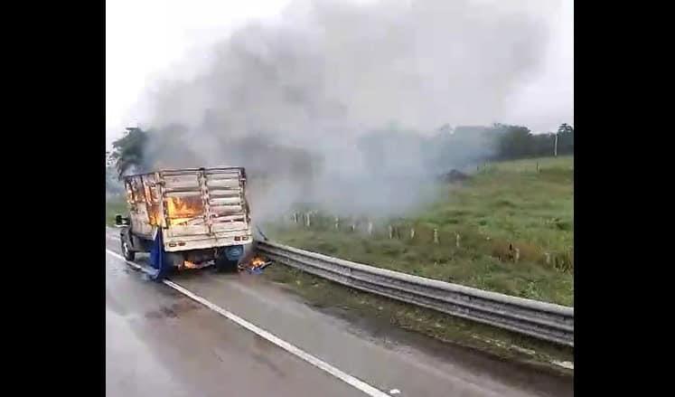 Se incendia camioneta en la Villahermosa–Cárdenas presuntamente con marihuana