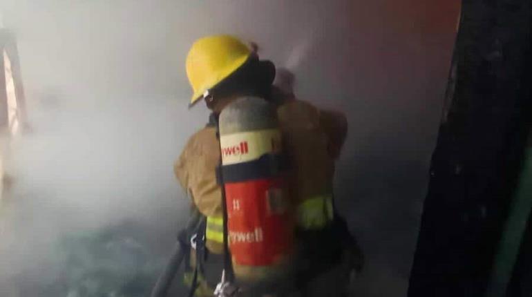 Se incendia edificio abandonado frente al malecón de Villahermosa