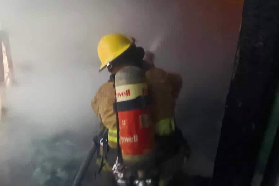 Se incendia edificio abandonado frente al malecón de Villahermosa