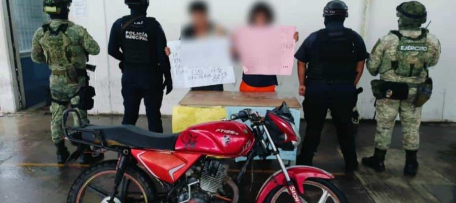 Detienen a 2 jóvenes  con mensajes de amenaza en Comalcalco