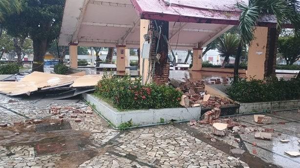 Viento del Frente Frío 24 en Coatzacoalcos, destruye kiosco y causa severos daños