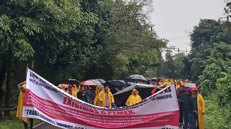 Con bloqueo temporal y marcha, trabajadores de CTM piden a Pemex pagos pendientes