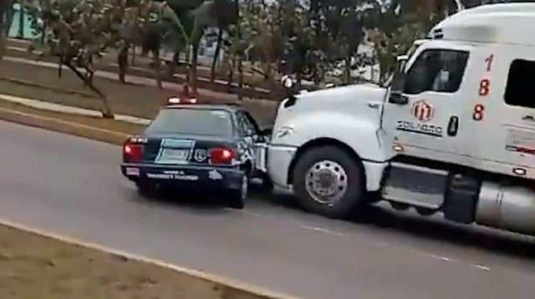 Tráiler arrastra patrulla ¡con policías dentro! en Veracruz