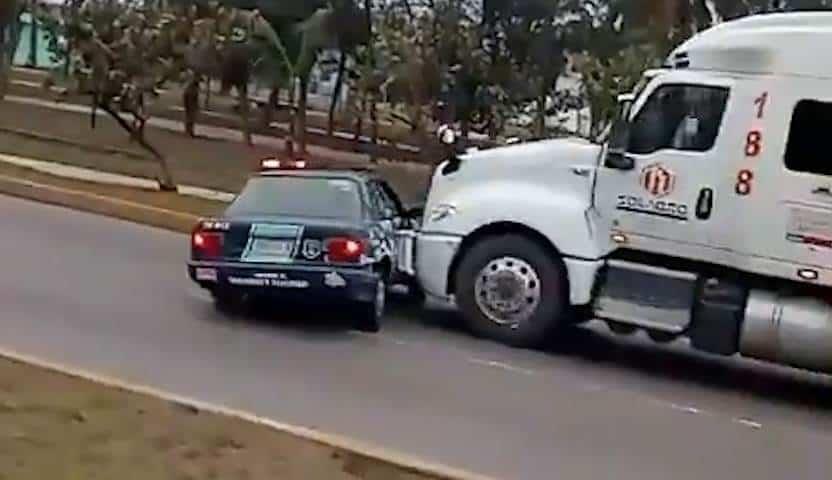 Tráiler arrastra patrulla ¡con policías dentro! en Veracruz