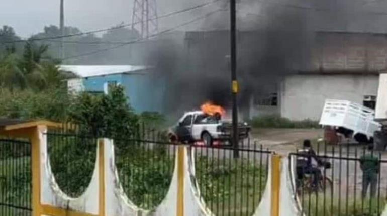 Por falla mecánica, se incendia camioneta en la ranchería Plátano y Cacao