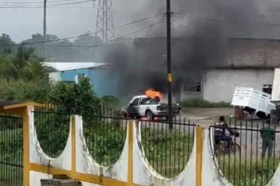 Por falla mecánica, se incendia camioneta en la ranchería Plátano y Cacao