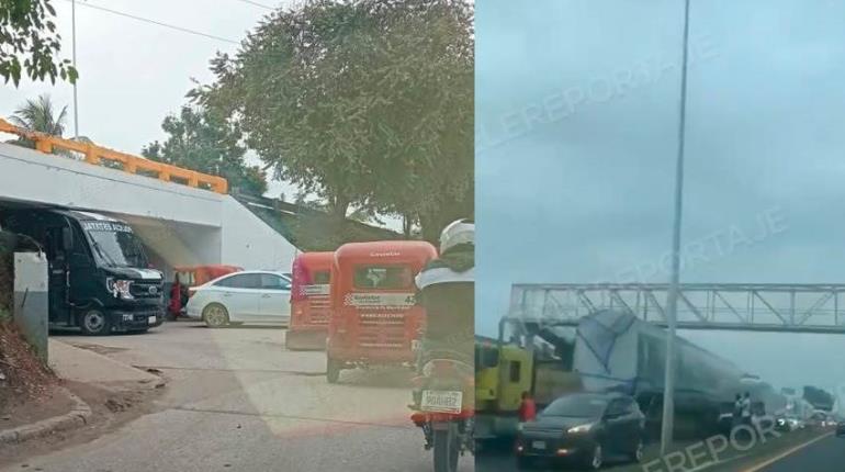 Tráiler con vagones se atora en puente peatonal en Dos Montes