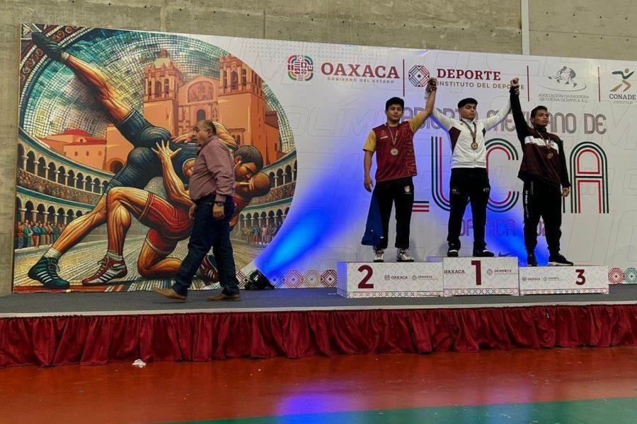 Consiguen tabasqueños medalla en Abierto de Lucha en Oaxaca