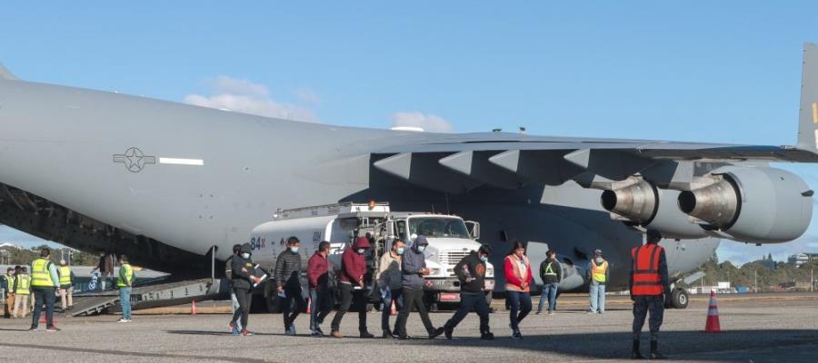 Llegan 2 aviones militares de EE.UU. con deportados a Guatemala