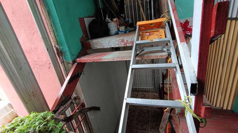 Colapsa escalera de edificio del fraccionamiento Palmitas; hay un lesionado